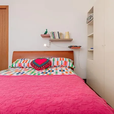 The Rainbow House With Terrace! Apartment
