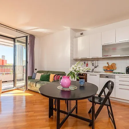 The Rainbow House With Terrace! Apartment *